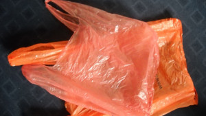 Проверяват дебелината на полимерните торбички в магазините