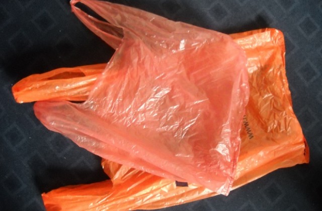 Проверяват дебелината на полимерните торбички в магазините