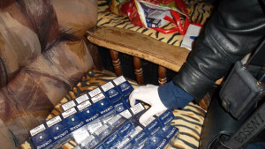 Митничари разбиха междинно депо зареждало с нелегални цигари продавачи на