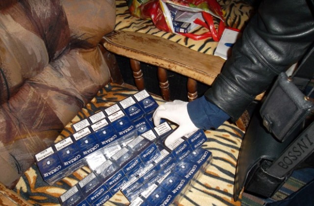 Митничари разбиха междинно депо, зареждало с нелегални цигари продавачи на русенския пазар