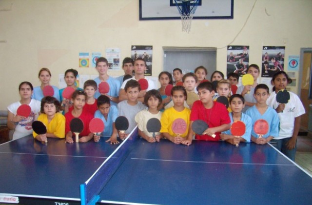 Деца с увреден слух тренират тенис на маса