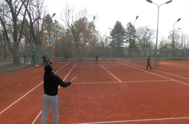 В Павликени се радват на обновени тенис кортове