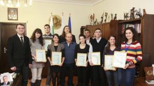 Кметът Пламен Стоилов връчи сертификати за стаж в общината