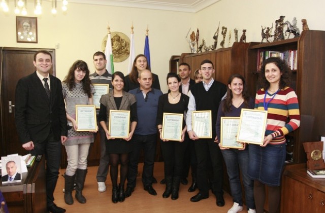 Кметът Пламен Стоилов връчи сертификати за стаж в общината