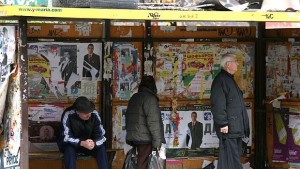 Осъдени на общественополезен труд чистят спирките в София