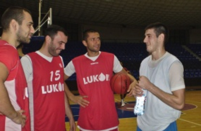 СНИМКИ: Българска среща за ЛукОйл в зала Морача