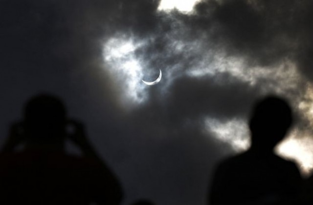 Хиляди наблюдаваха пълното слънчево затъмнение в Австралия