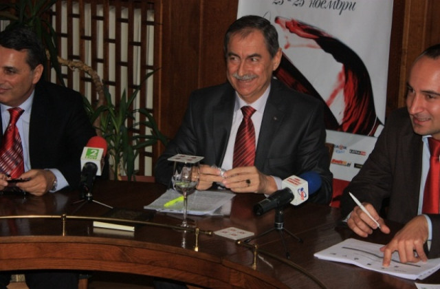 Росен Плевнелиев открива дефилето на младото вино в Стария град