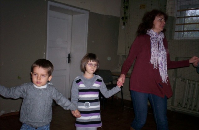 Ученици се хванаха на Захарно хоро