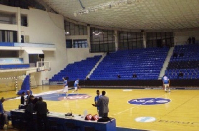 Празна зала посрещна ЛукОйл