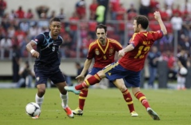 Испания вкара пет на Панама, Сусаета дебютира с гол