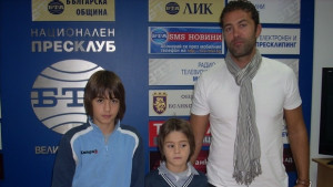 Готов е третият червен корт в комплекс Юнак родители оборудваха