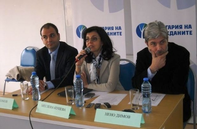 Кунева нарече театър прекъсването на клетвената церемония в КС