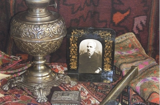 Изложба показва ценни книги и лични вещи на П. Р. Славейков