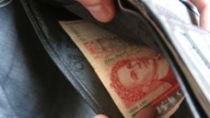 Заплатата ни с близо 200 лева помалка от средната за