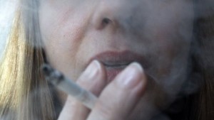 Електронните цигари много вредни и не помагат да откажем тютюна