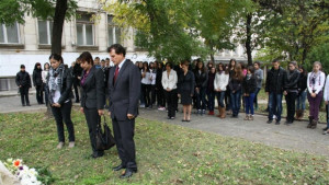 Учениците от Езиковата почетоха загиналите в катастрофи
