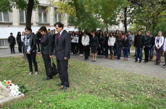 Учениците от Езиковата почетоха загиналите в катастрофи