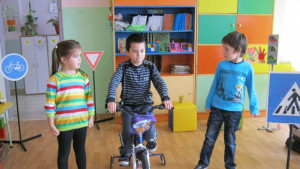 Деца учиха в игри пътните правила