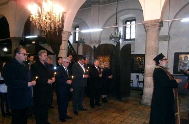 Молебен за загиналите по пътищата отслужиха в църквата Св. Николай