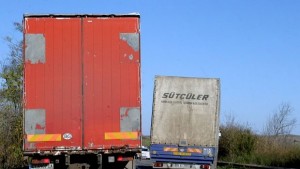 Превозвачи и земеделци зареждат гориво в съседни държави