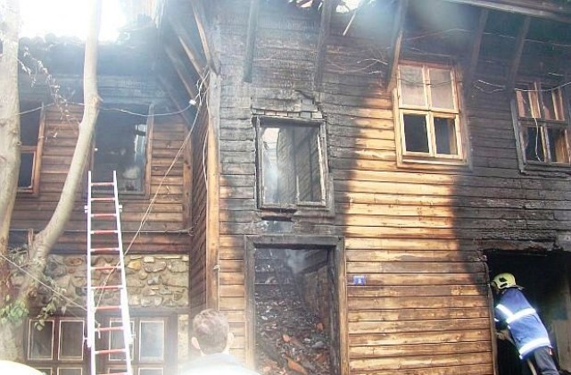 Полицията работи по версия за умишлен палеж на къщата в Созопол
