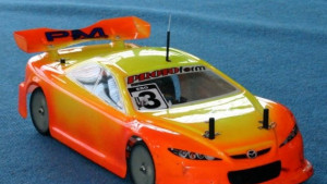 Автомоделисти от България и Румъния показват майсторско каране в зала