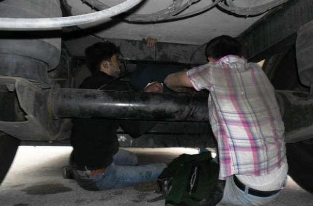 Задържаха  чужденци, укрити в тайник на автомобил