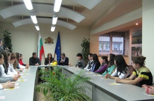 Бъдещи мениджъри се срещнаха с кмета на община Казанлък