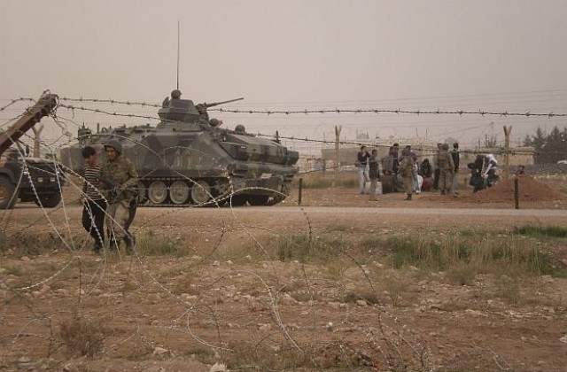 Сирийските бунтовници превзеха летище до границата с Ирак