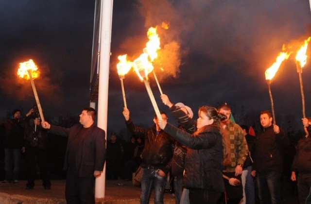 Двеста българи протестираха до Резово