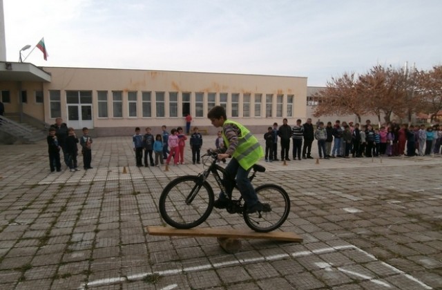 Състезания, беседи и изложби  в памет на жертвите на пътя в Стралджа