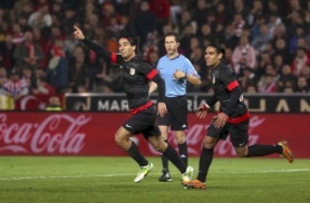 ВИДЕО: Атлетико издържа в Гранада, взе десета победа