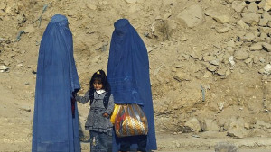 В Афганистан мобилните телефони се използват и за ограмотяването на