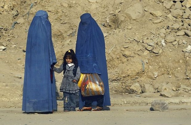 В Афганистан мобилните телефони се използват и за ограмотяването на жените