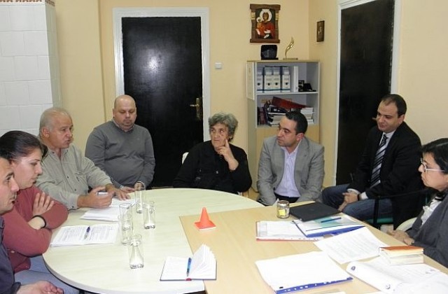 Кунева се срещна с пострадали от земетресението в Перник