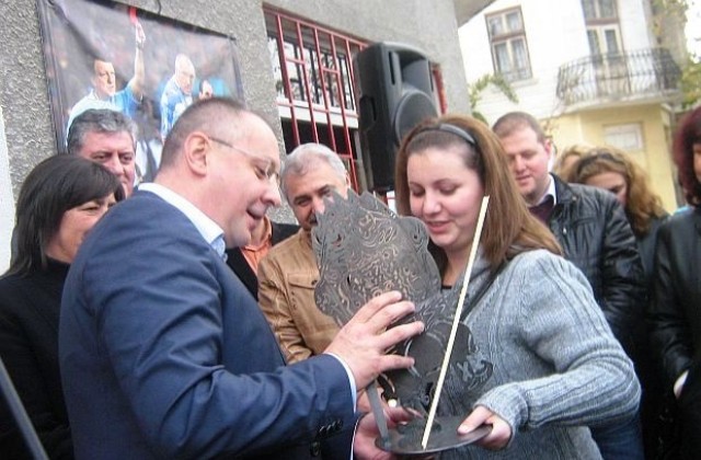 Кукер с винкел за Станишев от социалистите в Перник