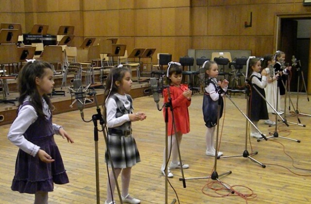 Деца от Враца направиха благотворителен концерт в БНР