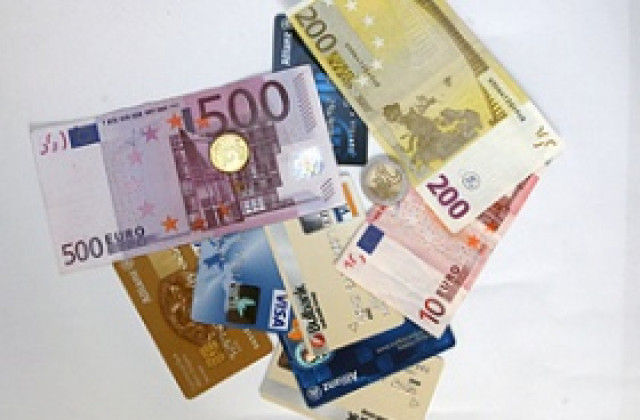 Повечето гърци искат страната да остане в еврозоната въпреки мерките за икономии