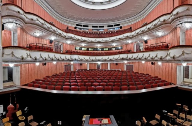 Обновената сцена на театъра посреща първите зрители