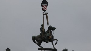 Върнаха част от паметника на Цар Освободител пред НС