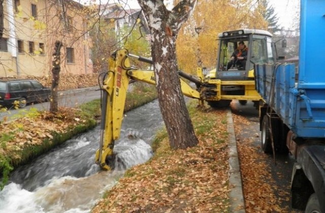 Почистват  коритото  на река Язо