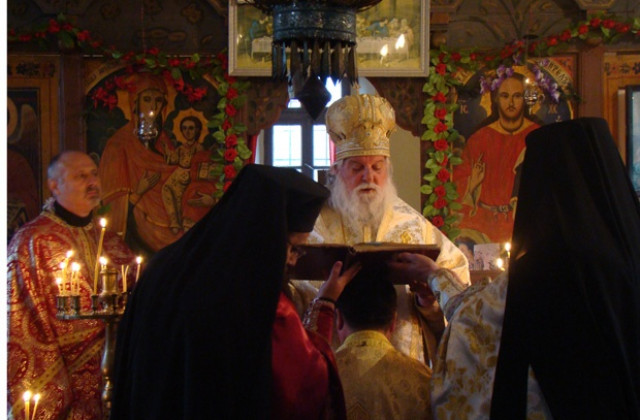 Траурът е в памет на новопредставления Видински митрополит Дометиан.