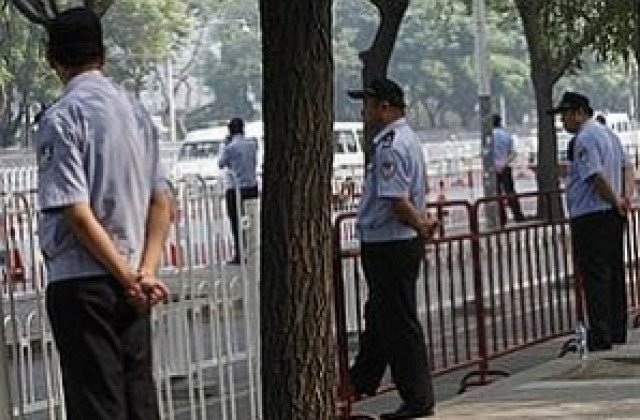 Мъж държи заложници в японска банка и иска оставката на премиера