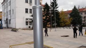 Стълбовете в центъра стават антиплакатни