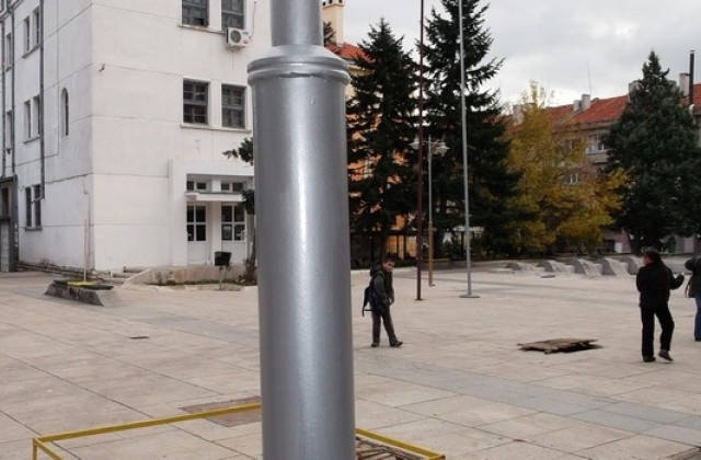 Стълбовете в центъра стават антиплакатни