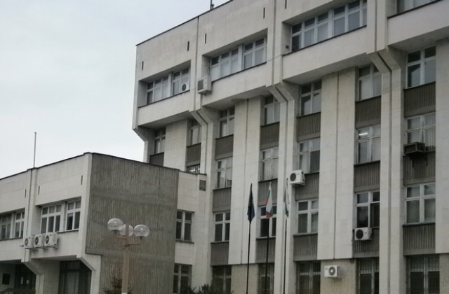 Непълнолетни крадат от склад