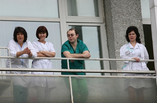 Броят на студентите, завършващи медицина, е равен на емигриращите лекари