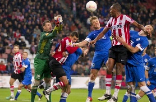 ВИДЕО: Днипро би ПСВ с човек по-малко, Кавани доизхвърли Манолев от Лига Европа