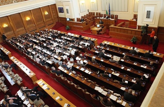 Теории на конспирацията: какво се случва със СДС, ГЕРБ и ДСБ?